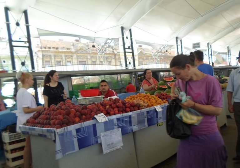 Un comerciant dintr-o piață din Timișoara a rămas fără 270 kg de cartofi. Și a luat și o amendă de 5000 lei!