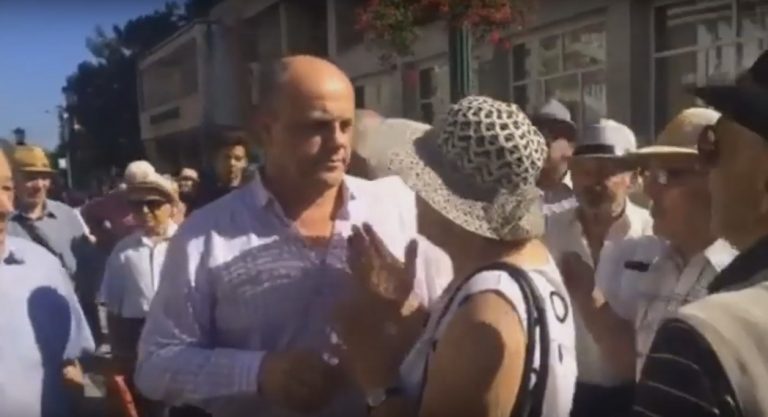 Primarul Reşiţei, Ioan Popa, coborât în mijlocul protestatarilor pensionari, crede că aceștia reprezintă grupuri de interese