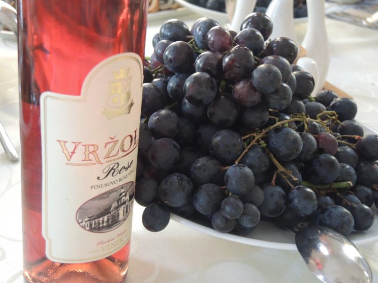 Cine nu a văzut struguri parașutați din avion să meargă la Vârșeț-VIDEO