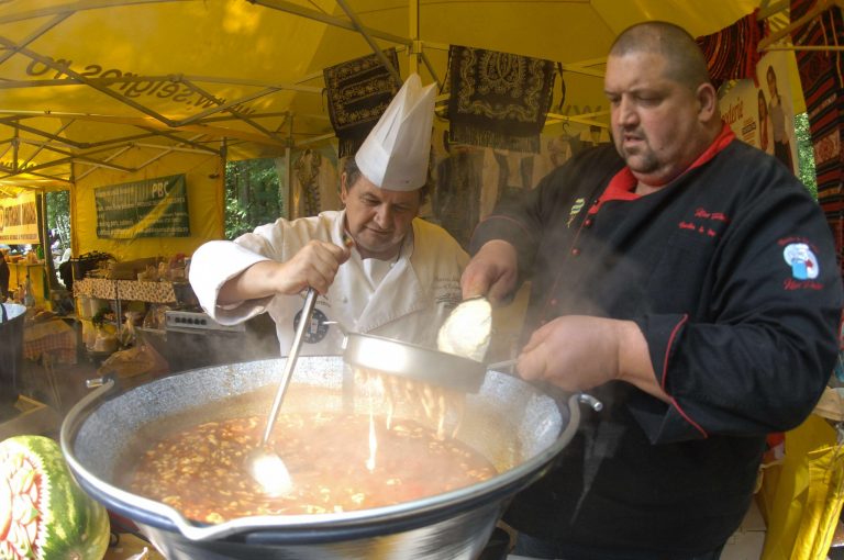 Zeci de ceaune vor da în clocot la Buziaş în weekend-ul următor. Va avea loc Festivalul Papricașului