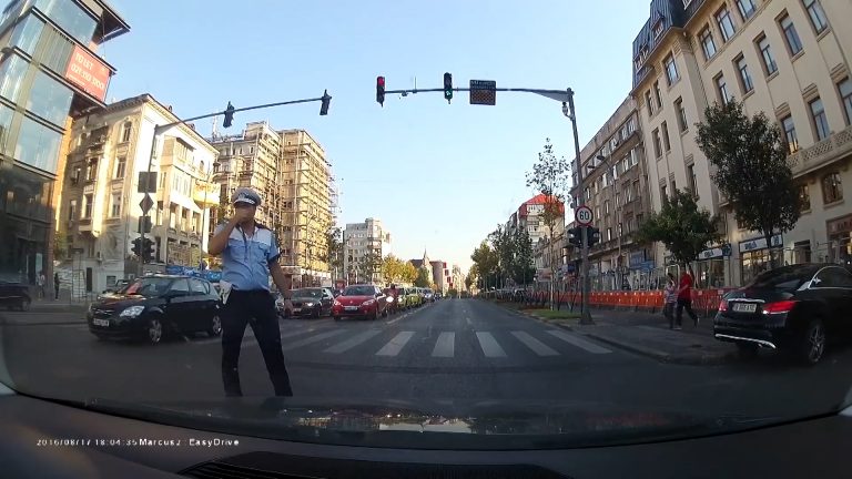 Noi imagini cu situațiile stupide cu care trebuie să se confrunte polițiștii în trafic – VIDEO
