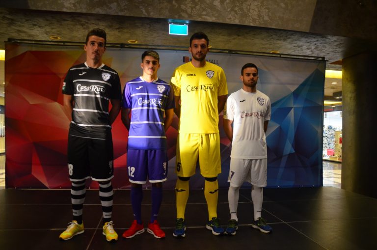 Fotbaliștii de la ACS Poli au prezentat noul echipament