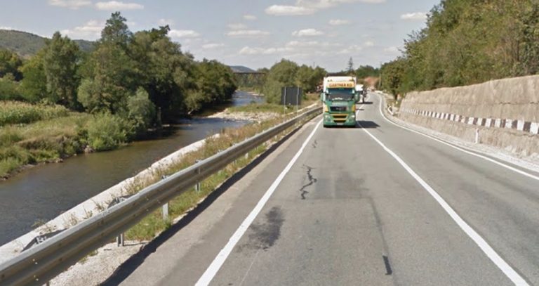 Un tir al unui bulgar a spulberat o autoutilitară pe DN 6