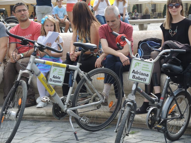 Carte sau pedalare, dilemă rezolvată pentru o zi. VIDEO