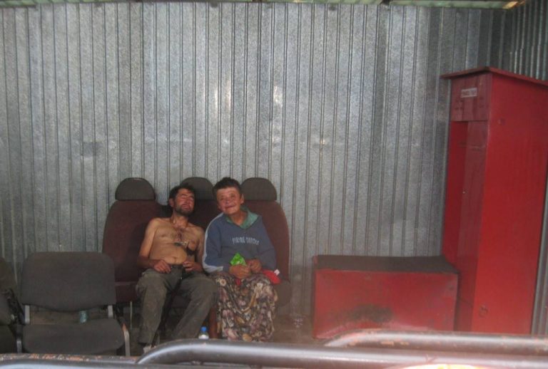 Cerșetorii și oamenii străzii din Timișoara. Noi ne facem că-i numărăm, ei se fac că le pasă…