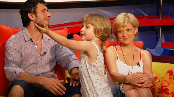 O palmă dată sistemului de învăţământ! Dragoş Bucur şi Dana Nălbaru au stârnit o adevărată dezbatere naţională după ce şi-au retras fetiţa de la şcoală. A intervenit şi ministrul educaţiei