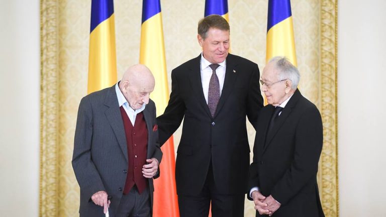 Preşedintele Klaus Iohannis a decorat doi centenari: Neagu Djuvara şi timişoreanul Mihai Şora