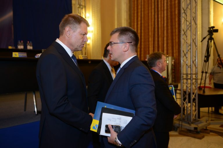 Iohannis nu se grăbeşte cu schimbarea lui Mihai Răzvan Ungureanu. Va face o propunere pentru şefia SIE abia după alegeri