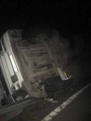 S-a grăbit și s-a răsturnat pe curbele de la Domașnea