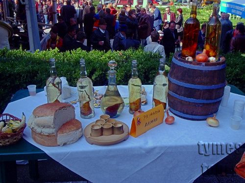 Cea mai bună răchie din Banat, etalată la Festivalul Răchiei şi Produselor Tradiţionale din Banatul de Munte de la Băile Herculane!