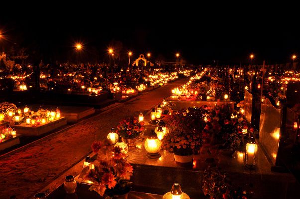 ”Mai multe lumânări pe mormintele noastre” – inițiativa unui proiect din 2003 va avea continuitate și în 2017!