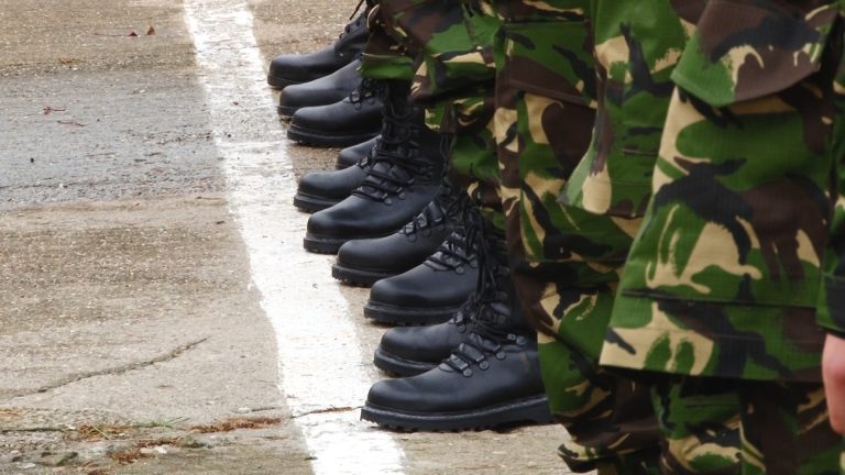 Va redeveni armata obligatorie în România? Alertă inclusiv printre tinerii bănățeni! VIDEO