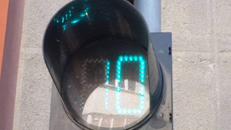 Începe sincronizarea semafoarelor inteligente