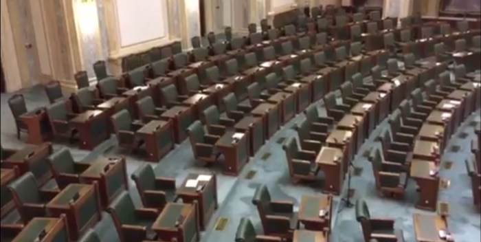 Absurdul politicii românești: 3 senatori se fac că țin o ședință la care participă 0 (zero) senatori în sală. VIDEO