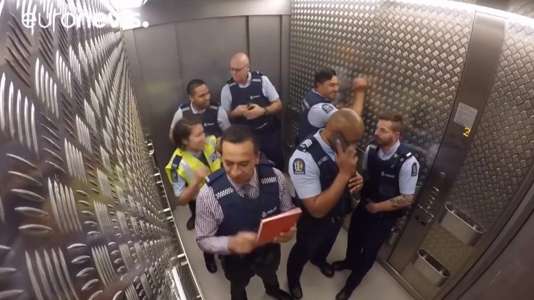Filmulețul cu un grup de polițiști din Noua Zeelandă care dansează și bat ritmul unei melodii într-un lift, viral în întreaga lume. VIDEO