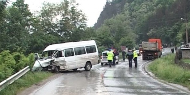 Accident grav între un microbuz cu călători şi un autoturism în vestul țării