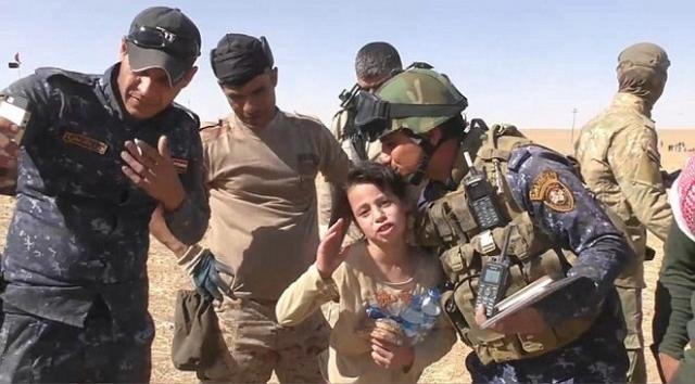 Aysha, o fetiță de zece ani plânge și mulțumește soldaților care au eliberat-o pe ea și mama ei din mâinile barbarilor luptători ISIS-VIDEO