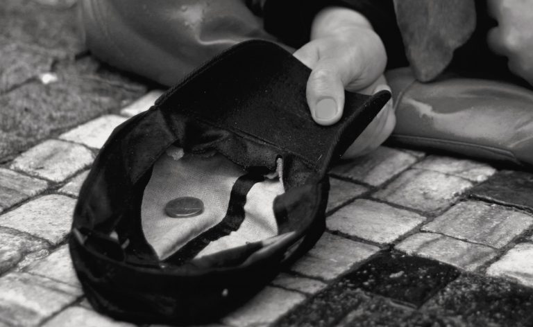 O familie din România și-a făcut acasă școală de… cerșetori! Inclusiv copil de 3 ani!