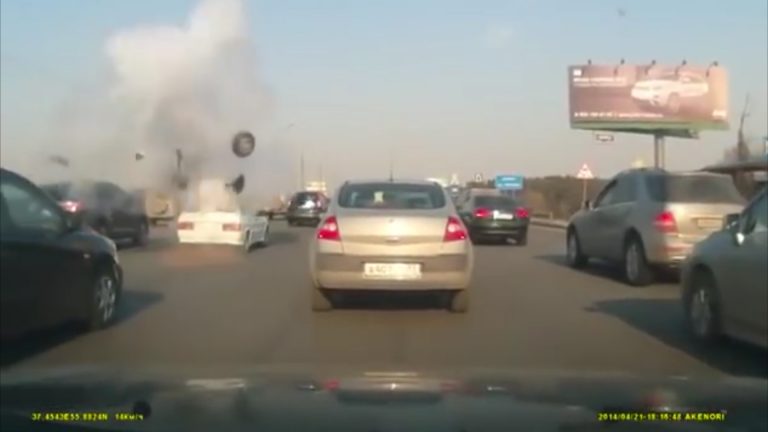 Credeai că mașinile pe GAZ sunt sigure? Privește cum explodează aceasta în trafic! VIDEO