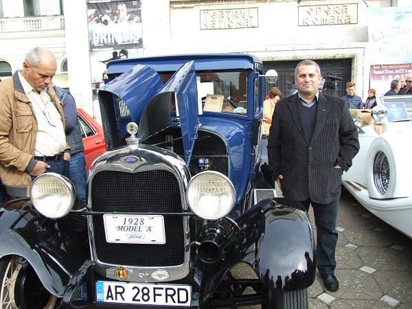 O bătrână atrage toate privirile de câte ori iese pe stradă! Ştiţi care e cea mai veche maşină din vestul ţării?