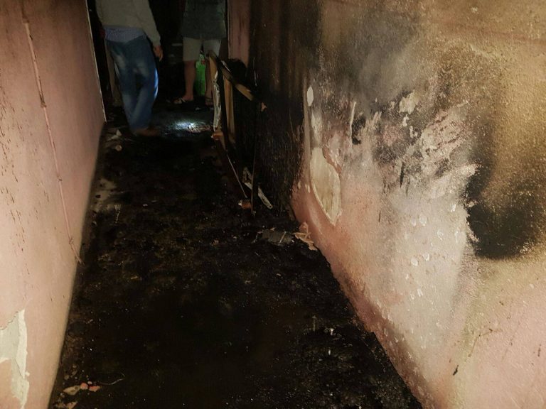 Incendiu la bloc! Două persoane care încercau să se salveze, cuprinse de flăcări