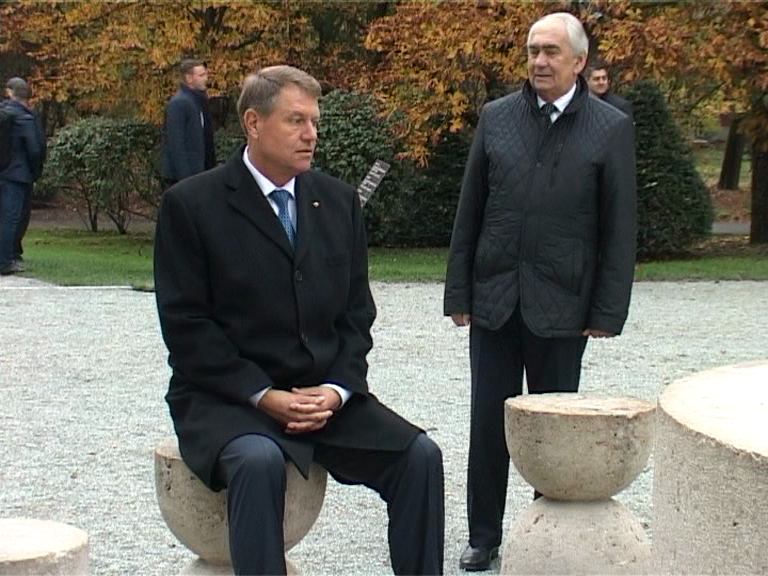 Iohannis, fotografiat stând pe un scaun de la „Masa Tăcerii”