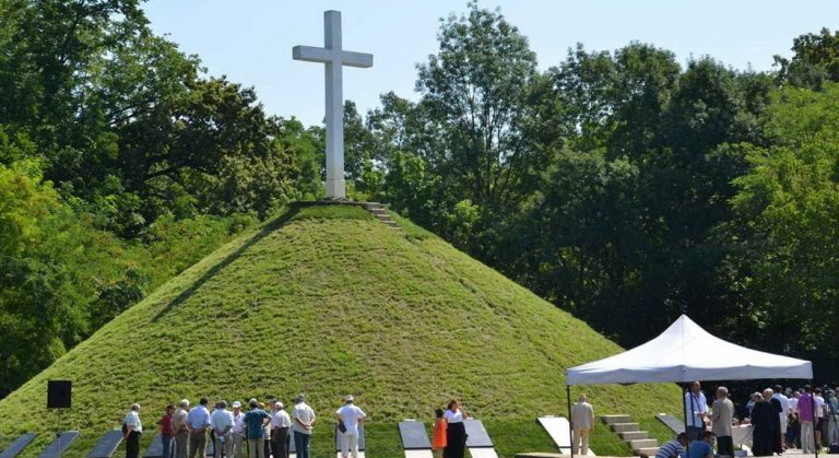 Monumentul Rezistenţei Anticomuniste, un sifon de bani publici. Asociaţia M10 aduce acuzaţii grave Primăriei Timişoara şi dezgroapă scandalul monumentului de la Pădurea Verde