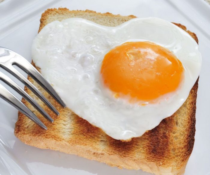 Ouăle cresc colesterolul, iar laptele le face rău adulților. Ce spune un nutriționist român despre aceste afirmații?