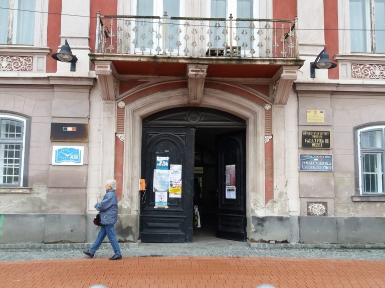 Instituțiile statului se ascund sub anonimatul vopselei scorojite