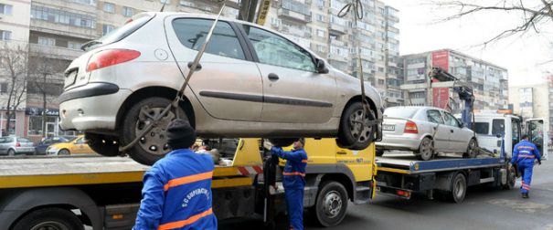 Guvernul a aprobat procedurile pentru ridicarea vehiculelor parcate neregulamentar