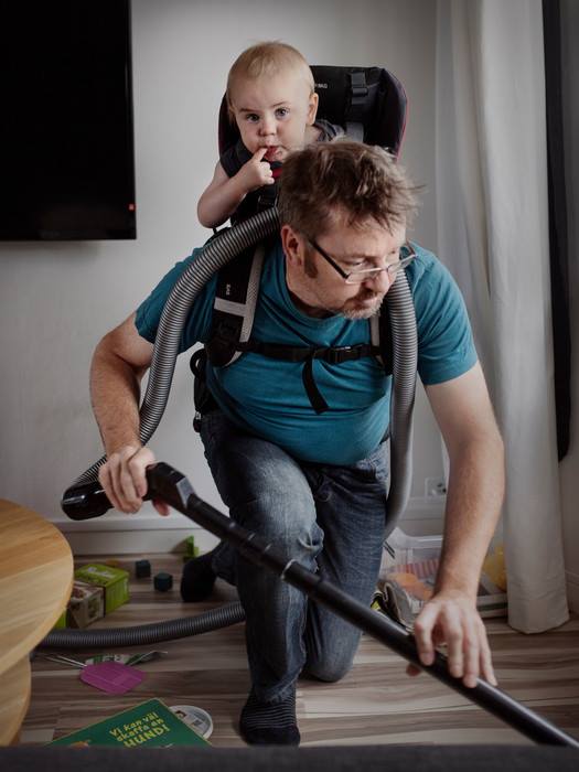“Swedish Dads”, o expoziție de fotografie despre tații conștienți de egalitatea dintre sexe