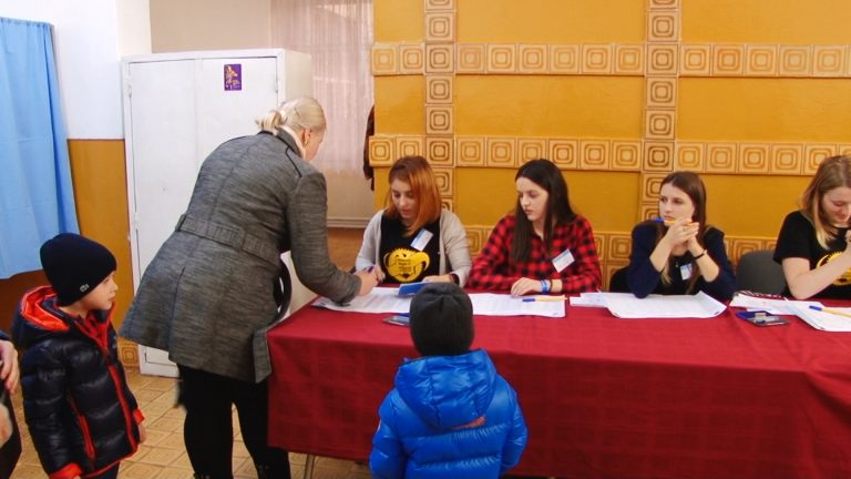 ”Votează! Alege-ți viitorul”, spun studenții basarabeni din Timișoara, în al doilea tur de scrutin-VIDEO