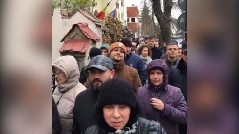 Alegătorii basarabeni din București au stat la coadă să-și voteze președintele. La Timișoara a fost liniște VIDEO
