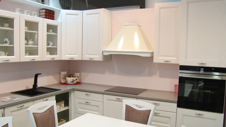 Culoarea anului în bucătării este griul iar în restul casei verdele proaspăt-VIDEO