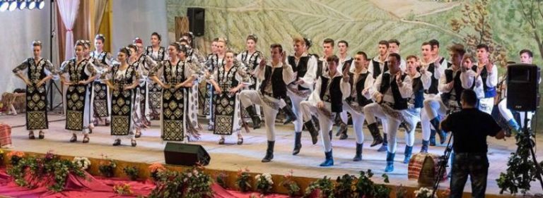 Ansamblul folcloric “Ghiocelul” din Giroc şi invitaţii săi, în spectacol la Sala Capitol