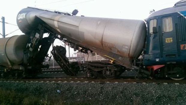 Accident feroviar la Arad! O locomotivă a intrat în plin într-o garnitură de cisterne cu motorină