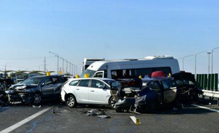 Accident pe DN 6. Patru persoane au ajuns la spital după ce un şofer a adormit la volan