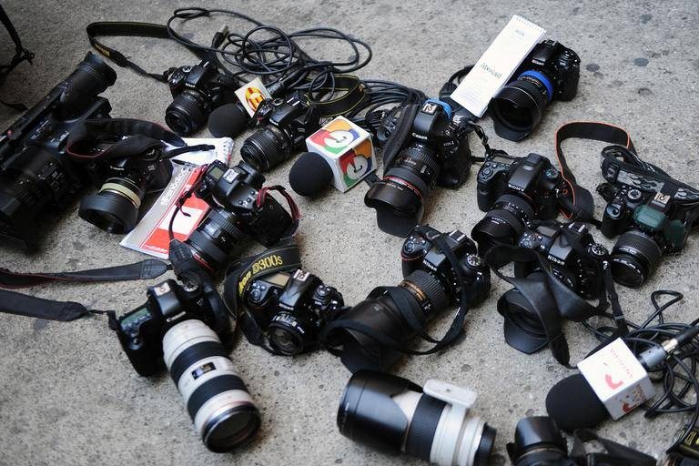 RECORD ABSOLUT! O primărie din Banat a plătit… 7.000 de euro pentru un aparat foto