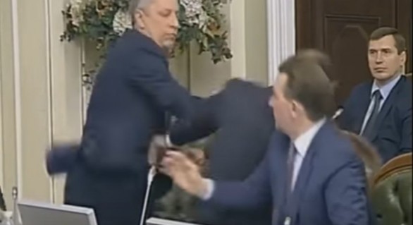 Doi politicieni ucraineni s-au luat la bătaie, în timpul unei şedinte a Parlamentului de la Kiev-VIDEO
