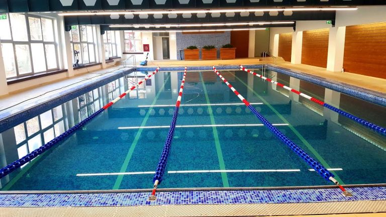 Un oraș din Timiș va avea bazin de înot didactic