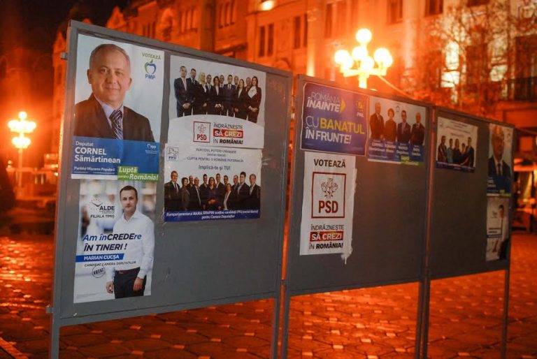 A început lupta electorală! Primele afişe, lipite la miezul nopţii – VIDEO