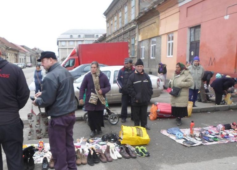 Poliţiştii locali din Timişoara confiscă haine vechi