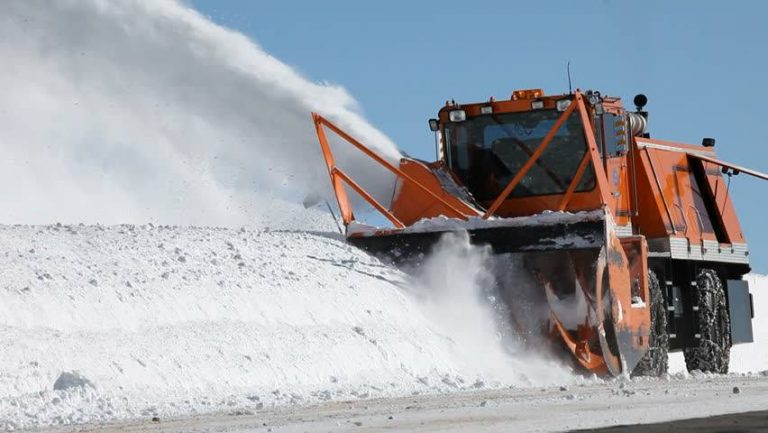 O singură firmă, 7 milioane de lei şi drumuri fără zăpadă în Arad