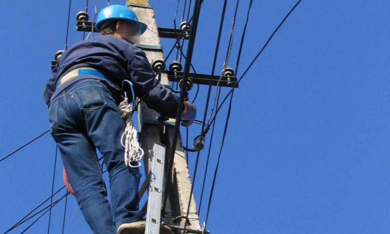 Inadmisibil! A patra zi după furtună mii de timişeni nu au nici acum energie electrică