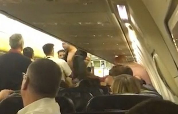 Mai mulți romi s-au luat la bătaie la bordul unui avion al Ryanair care asigura o cursă între Malta și Bruxelles. VIDEO