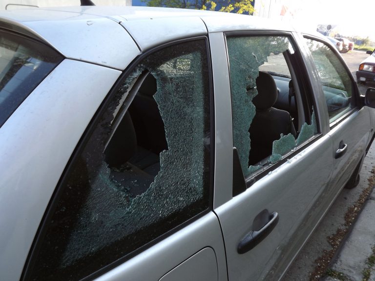 Dragoste de fiu.. Un bărbat a fost surprins de jandarmi în timp ce vandaliza mașina tatălui său