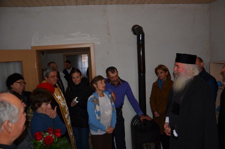 De ziua sa, Mitropolitul Banatului a donat o casă unei familii nevoiașe cu opt copii din Timiș
