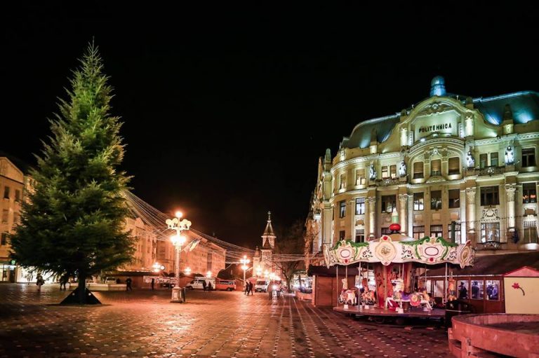 Un pom de Crăciun de 16 metri, piesa centrală a târgului din Piaţa Victoriei din Timişoara