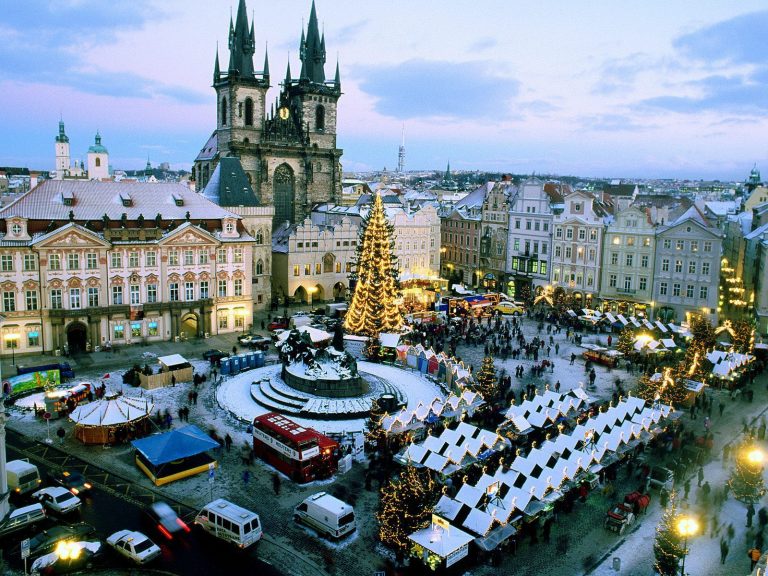 Târgul de Crăciun de la Praga se deschide sâmbătă cu cristale de Boemia şi multe bunătăți la căsuțele din lemn. FOTO