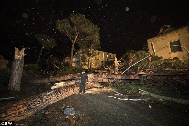 Două tornade foarte puternice au măturat regiunea capitalei italiene Roma-VIDEO